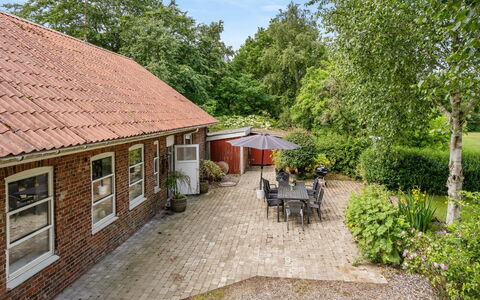 Jonni - 15Km from the Sea: Dak, Huis, Huis, Verblijf, Deur, Siding, Landgoed, Gazon, Werf, Veranda