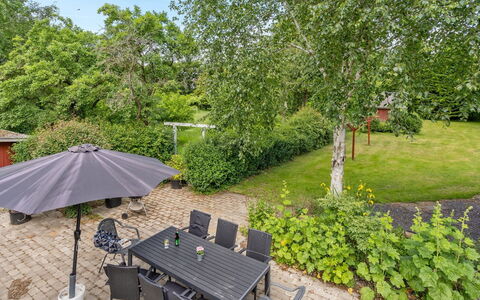 Jonni - 15Km from the Sea: Dak, Huis, Huis, Verblijf, Deur, Siding, Landgoed, Gazon, Werf, Veranda