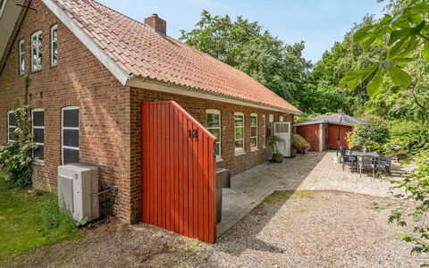 Jonni - 15Km from the Sea: Dak, Huis, Huis, Verblijf, Deur, Siding, Landgoed, Gazon, Werf, Veranda