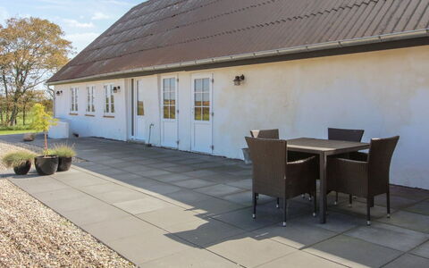 Dolfine - 15Km from the Sea: Dak, Huis, Land Lot, Huis, Verblijf, Landgoed, Garden Gebouwen, Schaduw, Blokhut, Landscaping