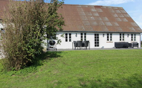 Dolfine - 15Km from the Sea: Dak, Huis, Land Lot, Huis, Verblijf, Landgoed, Garden Gebouwen, Schaduw, Blokhut, Landscaping