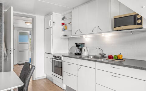 Soufiane - 100M from the Sea: Keuken, Toestel Van De Keuken, Major Appliance, Countertop, Flooring, Wastafel, Interieur Ontwerp, Cabinetry, Verdieping, Plafond
