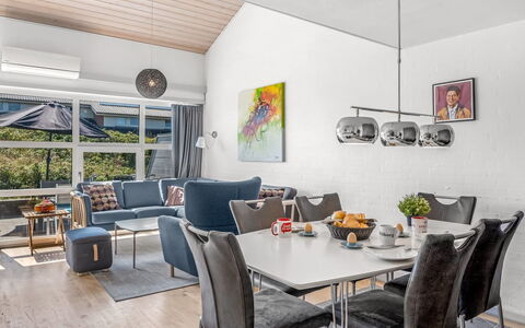 Soufiane - 100M from the Sea: Meubilair, Interieur Ontwerp, Bankstel, Flooring, Verdieping, Plafond, Woonkamer, Kamer, Hout, Tafel
