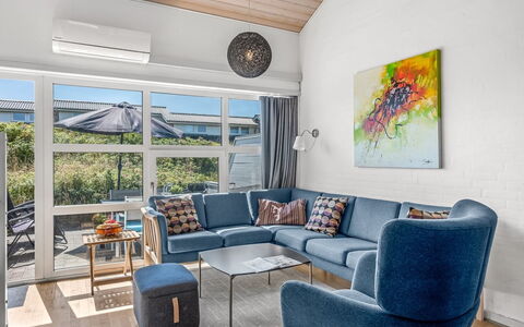 Soufiane - 100M from the Sea: Meubilair, Interieur Ontwerp, Bankstel, Flooring, Verdieping, Woonkamer, Hout, Plafond, Appartement, Kamer