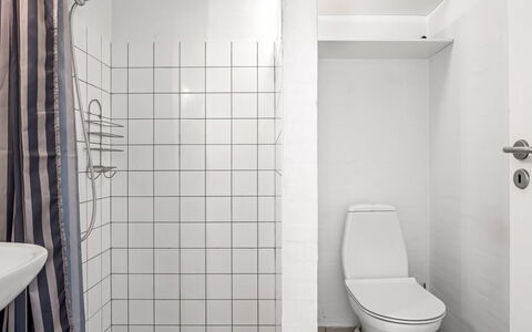 Soufiane - 100M from the Sea: Muur, Flooring, Loodgieterswerkinrichting, Verdieping, Badkamer, Wc Bril, Toilet, Interieur Ontwerp, Loodgieter, Tegel