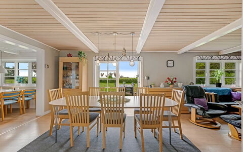 Merrit - 4.6Km to the Fjord: Meubilair, Interieur Ontwerp, Flooring, Hout, Plafond, Verdieping, Houten Vloer, Tafel, Eetkamer, Stoel