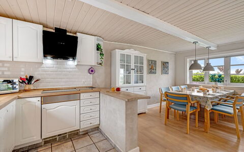 Merrit - 4.6Km to the Fjord: Flooring, Interieur Ontwerp, Hout, Countertop, Keuken, Verdieping, Plafond, Meubilair, Cabinetry, Houten Vloer