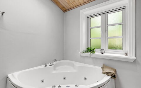 Merrit - 4.6Km to the Fjord: Bad, Loodgieterswerkinrichting, Badkamer, Interieur Ontwerp, Plafond, Flooring, Loodgieter, Verdieping, Kraan, Kamer
