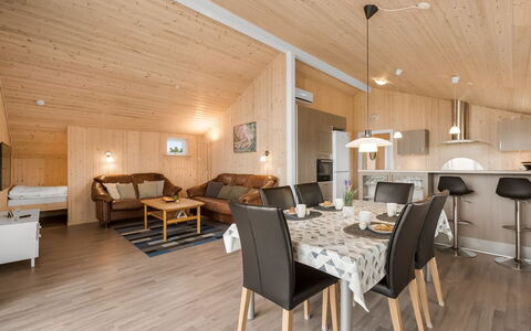 Clement - 500M to the Fjord: Hout, Huis, Hardwood, Plafond, Houten Vloer, Beits, Keuken En Eettafel, Verblijf, Plank, Woonkamer