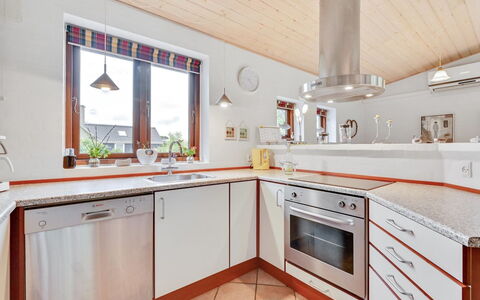 Rika - 525M to the Fjord: Flooring, Interieur Ontwerp, Hout, Keuken, Plafond, Verdieping, Huis, Countertop, Lichte Inrichting, Verlichting