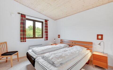 Rika - 525M to the Fjord: Huis, Bed, Slaapkamer, Verblijf, Bed Frame, Bedding, Hardwood, Freezing, Laken, Hotel