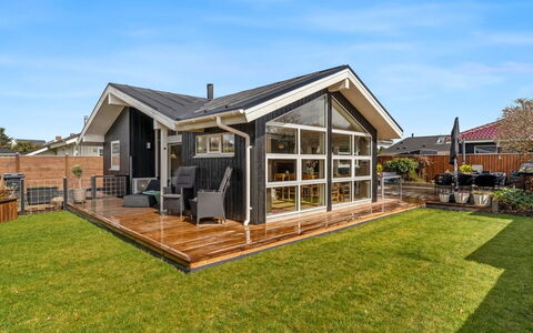 Sjarlotte - 100M from the Sea: Dak, Huis, Huis, Verblijf, Siding, Landgoed, Oprit, Garden Gebouwen, Werf, Schuur
