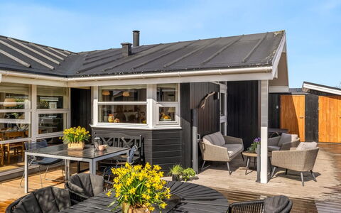 Sjarlotte - 100M from the Sea: Dak, Huis, Huis, Verblijf, Siding, Landgoed, Oprit, Garden Gebouwen, Werf, Schuur
