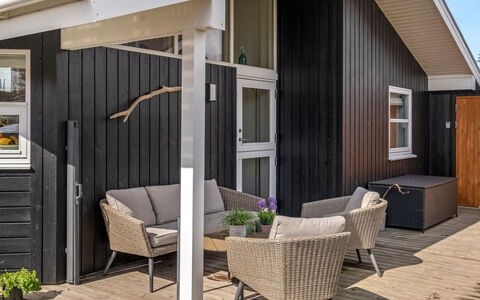 Sjarlotte - 100M from the Sea: Dak, Huis, Huis, Verblijf, Siding, Landgoed, Oprit, Garden Gebouwen, Werf, Schuur
