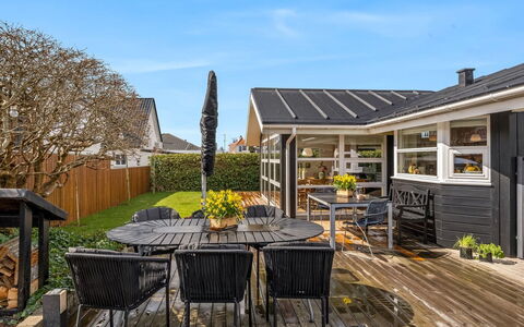 Sjarlotte - 100M from the Sea: Dak, Huis, Huis, Verblijf, Siding, Landgoed, Oprit, Garden Gebouwen, Werf, Schuur