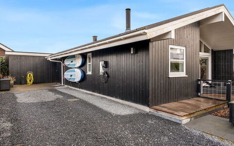 Sjarlotte - 100M from the Sea: Dak, Huis, Huis, Verblijf, Siding, Landgoed, Oprit, Garden Gebouwen, Werf, Schuur