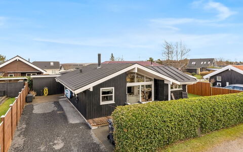 Sjarlotte - 100M from the Sea: Dak, Huis, Huis, Verblijf, Siding, Landgoed, Oprit, Garden Gebouwen, Werf, Schuur
