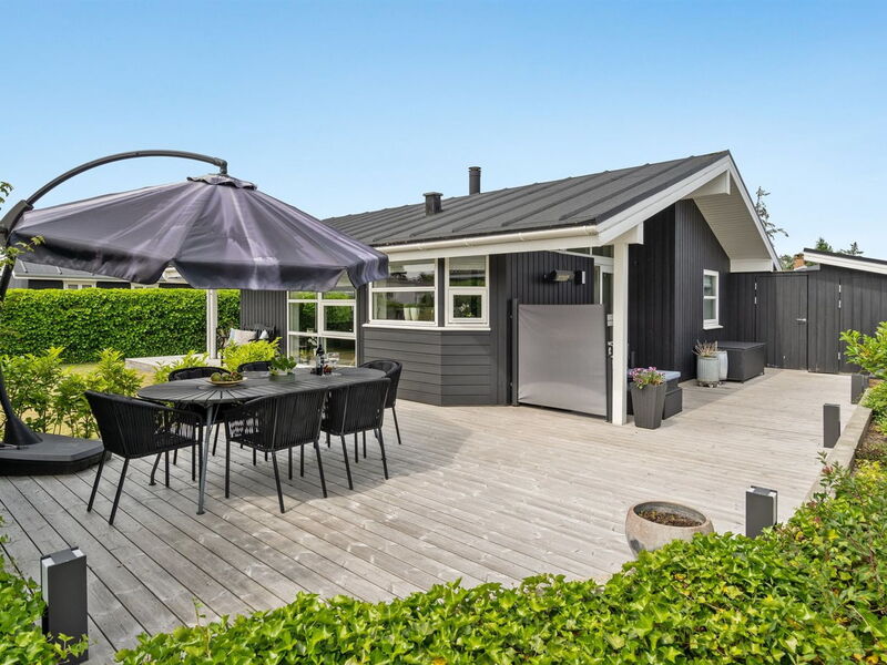 Sjarlotte - 100M from the Sea