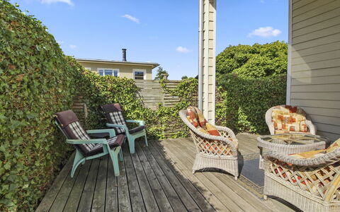 Emmik - 150M from the Sea: Huis, Verblijf, Veranda, Siding, Boerderij, Outdoor Structuur