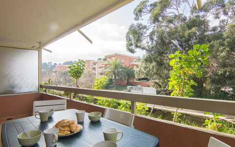Cavalaire 240: Eigendom, Onroerend Goed, Huis, Kamer, Interieur Ontwerp, Balkon, Gebouw, Architectuur, Dak, Tafel