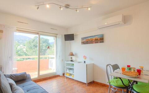 Cavalaire 240: Kamer, Eigendom, Meubilair, Onroerend Goed, Gebouw, Plafond, Huis, Interieur Ontwerp, Verdieping, Huis