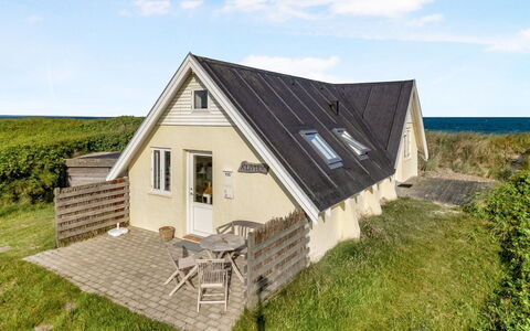 Ebba - 25M from the Sea: Woongebied, Dak, Voorstad, Oprit, Landgoed, Schoorsteen
