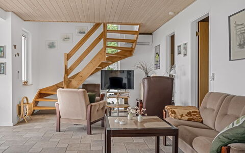 Simo - 250M from the Sea: Meubilair, Flooring, Interieur Ontwerp, Verdieping, Hout, Houten Vloer, Plafond, Bankstel, Kamer, Woonkamer
