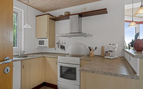 Simo - 250M from the Sea: Keuken, Countertop, Flooring, Meubilair, Interieur Ontwerp, Toestel Van De Keuken, Hout, Verdieping, Cabinetry, Plafond
