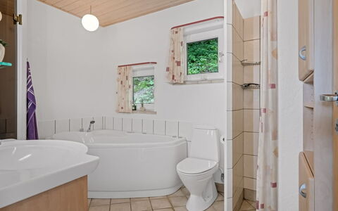 Simo - 250M from the Sea: Interieur Ontwerp, Flooring, Loodgieterswerkinrichting, Badkamer, Verdieping, Plafond, Loodgieter, Kamer, Kraan, Bad