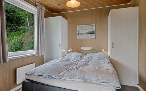 Simo - 250M from the Sea: Slaapkamer, Hout, Bed, Interieur Ontwerp, Laken, Bedding, Huis, Bed Frame, Verdieping, Kamer