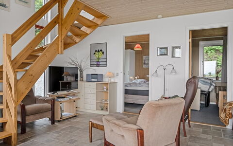 Simo - 250M from the Sea: Meubilair, Flooring, Interieur Ontwerp, Verdieping, Hout, Plafond, Kamer, Stoel, Houten Vloer, Woonkamer