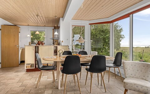 Simo - 250M from the Sea: Meubilair, Flooring, Interieur Ontwerp, Verdieping, Hout, Houten Vloer, Stoel, Eetkamer, Tafel, Keuken En Eettafel