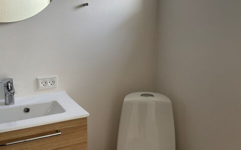 Tofan - 100M to the Fjord: Muur, Loodgieterswerkinrichting, Flooring, Badkamer, Wc Bril, Verdieping, Toilet, Interieur Ontwerp, Wastafel In De Badkamer, Badkamerkast