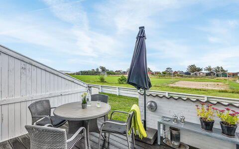 Tofan - 100M to the Fjord: Huis, Dek, Landgoed, Schaduw, Plank, Werf, Villa, Balkon, Siding, Buitenmeubels