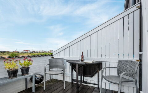 Tofan - 100M to the Fjord: Hout, Houten Vloer, Dek, Hardwood, Buitenmeubels, Plank, Stoel, Buitentafel, Balkon, Schaduw