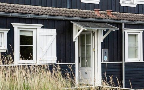 Tofan - 100M to the Fjord: Dak, Huis, Land Lot, Huis, Verblijf, Landgoed, Garden Gebouwen, Schaduw, Blokhut, Landscaping