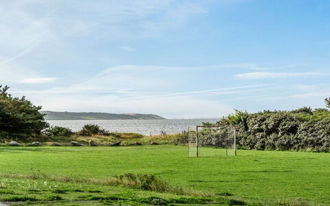 Tofan - 100M to the Fjord: Dak, Huis, Land Lot, Huis, Verblijf, Landgoed, Garden Gebouwen, Schaduw, Blokhut, Landscaping