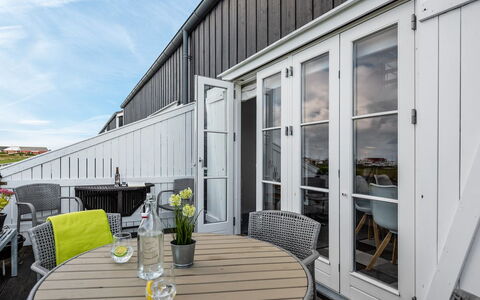 Tofan - 100M to the Fjord: Dak, Huis, Land Lot, Huis, Verblijf, Landgoed, Garden Gebouwen, Schaduw, Blokhut, Landscaping