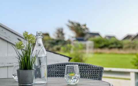 Tofan - 100M to the Fjord: Dak, Huis, Land Lot, Huis, Verblijf, Landgoed, Garden Gebouwen, Schaduw, Blokhut, Landscaping