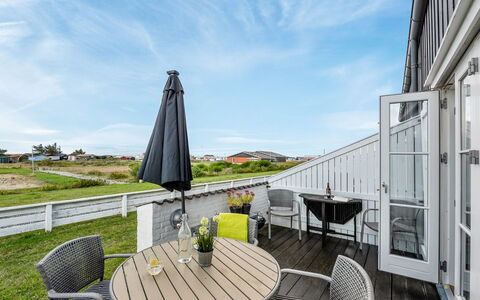 Tofan - 100M to the Fjord: Dak, Huis, Land Lot, Huis, Verblijf, Landgoed, Garden Gebouwen, Schaduw, Blokhut, Landscaping