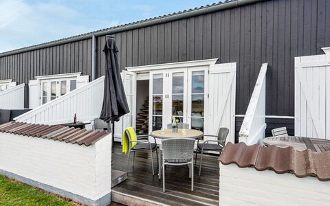 Tofan - 100M to the Fjord: Dak, Huis, Land Lot, Huis, Verblijf, Landgoed, Garden Gebouwen, Schaduw, Blokhut, Landscaping