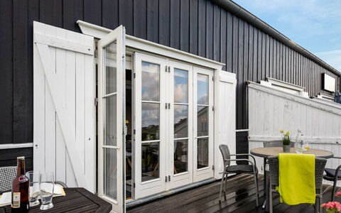 Tofan - 100M to the Fjord: Dak, Huis, Land Lot, Huis, Verblijf, Landgoed, Garden Gebouwen, Schaduw, Blokhut, Landscaping