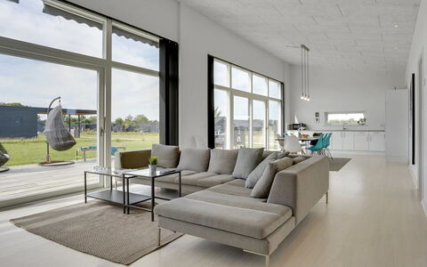 Nimrod - 300M from the Sea: Flooring, Muur, Verdieping, Interieur Ontwerp, Hout, Plafond, Houten Vloer, Verlichting, Meubilair, Laminaatvloer