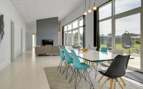 Nimrod - 300M from the Sea: Flooring, Muur, Verdieping, Interieur Ontwerp, Hout, Plafond, Houten Vloer, Verlichting, Meubilair, Laminaatvloer