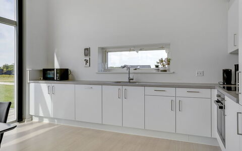 Nimrod - 300M from the Sea: Flooring, Muur, Verdieping, Interieur Ontwerp, Hout, Plafond, Houten Vloer, Verlichting, Meubilair, Laminaatvloer