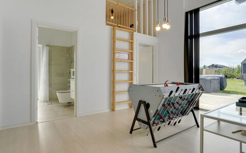 Nimrod - 300M from the Sea: Flooring, Muur, Verdieping, Interieur Ontwerp, Hout, Plafond, Houten Vloer, Verlichting, Meubilair, Laminaatvloer