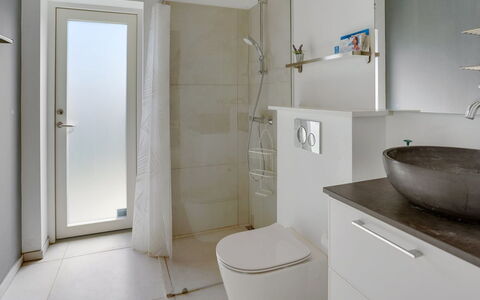 Nimrod - 300M from the Sea: Flooring, Muur, Verdieping, Interieur Ontwerp, Hout, Plafond, Houten Vloer, Verlichting, Meubilair, Laminaatvloer