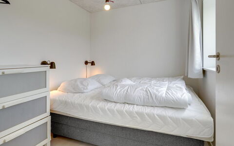 Nimrod - 300M from the Sea: Flooring, Muur, Verdieping, Interieur Ontwerp, Hout, Plafond, Houten Vloer, Verlichting, Meubilair, Laminaatvloer
