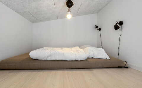 Nimrod - 300M from the Sea: Flooring, Muur, Verdieping, Interieur Ontwerp, Hout, Plafond, Houten Vloer, Verlichting, Meubilair, Laminaatvloer