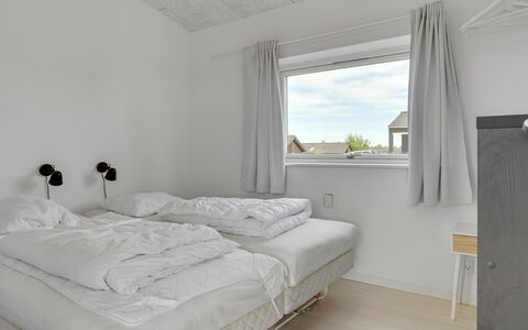 Nimrod - 300M from the Sea: Flooring, Muur, Verdieping, Interieur Ontwerp, Hout, Plafond, Houten Vloer, Verlichting, Meubilair, Laminaatvloer